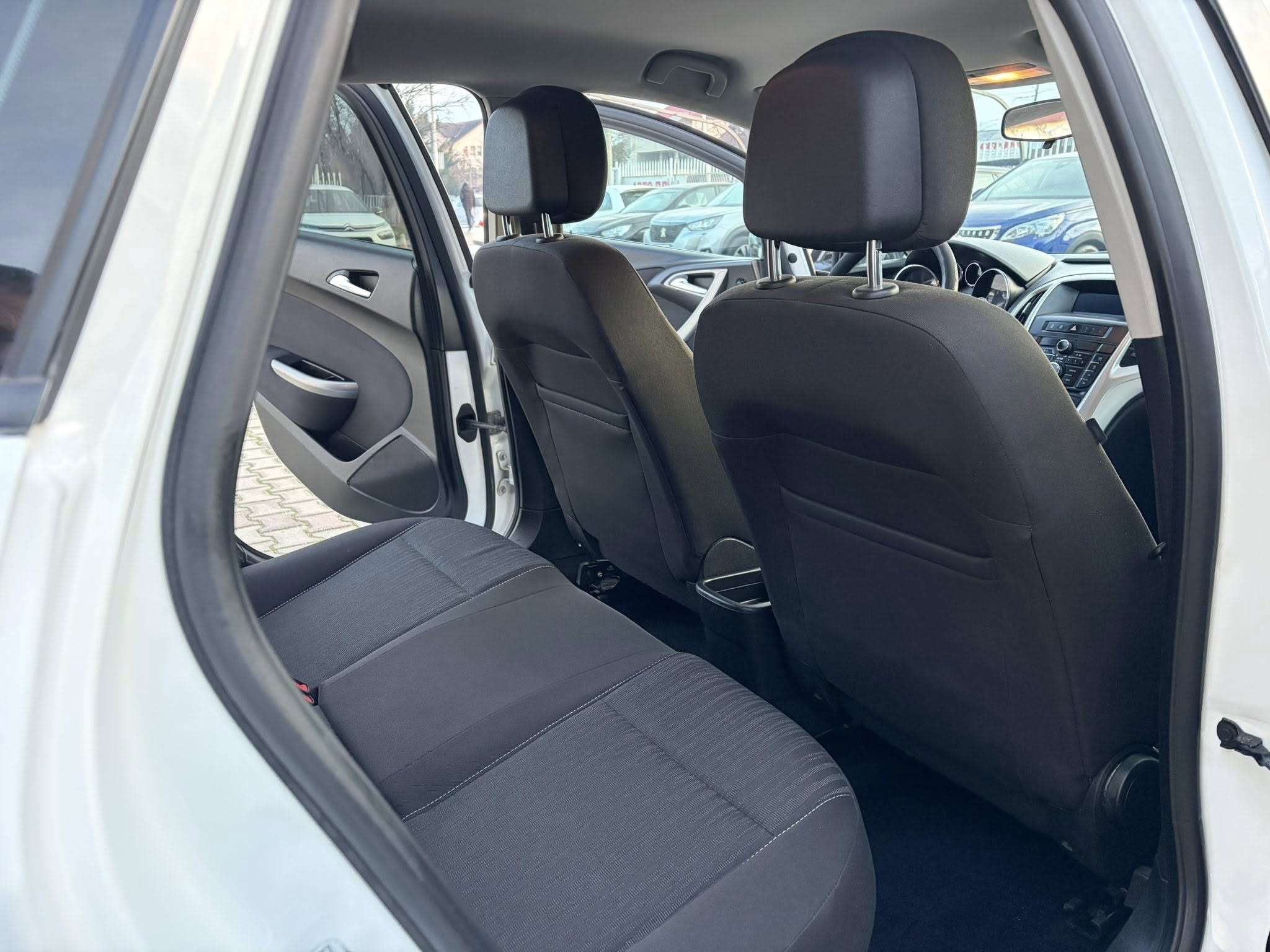 
								OPEL ASTRA – 1.4i – 2011 full									